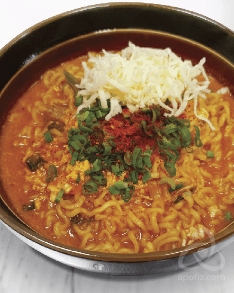 Фирменный рамен (средней остроты/острый)